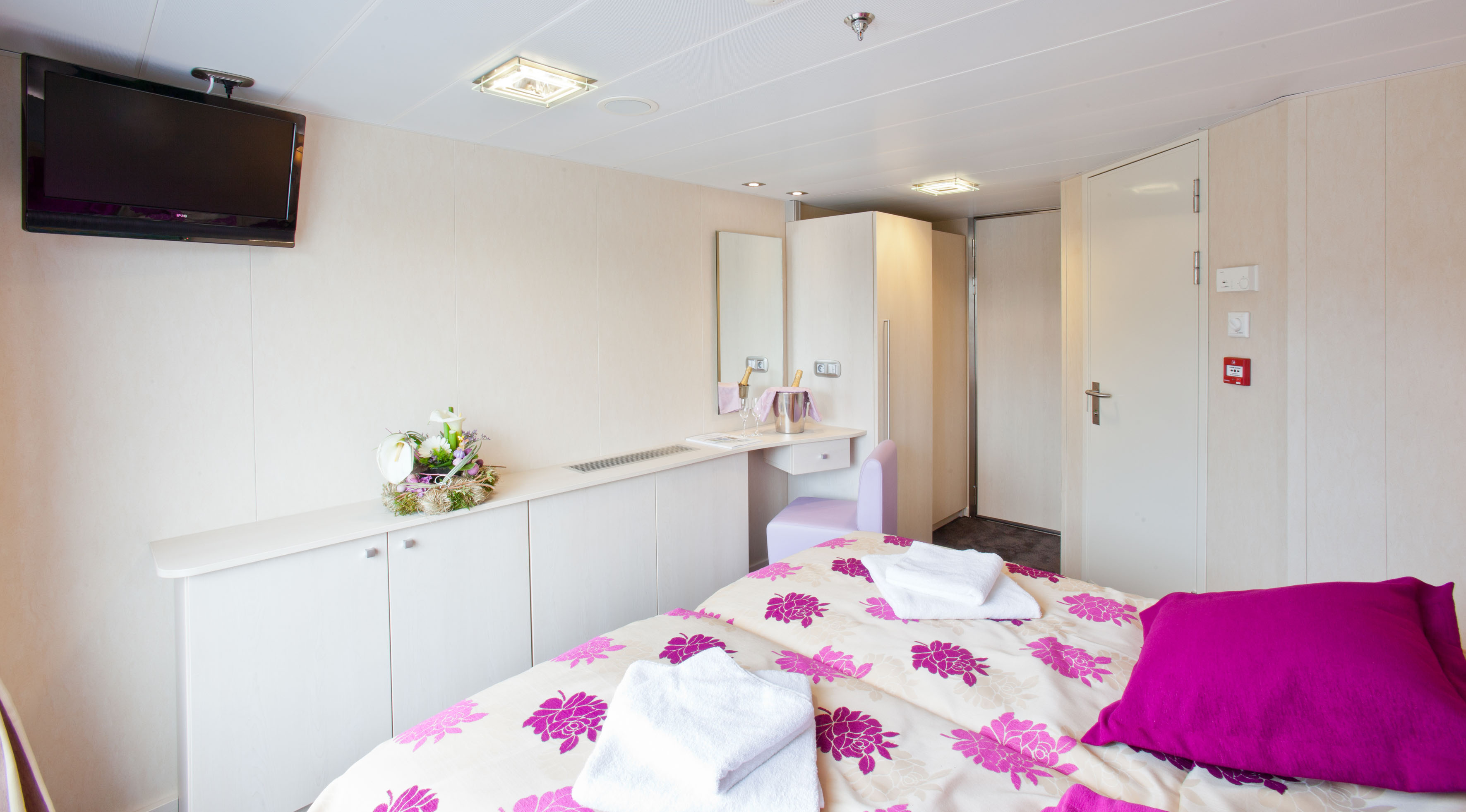 CroisiEurope MS Gerard Schmitter Cabin 7.jpg
